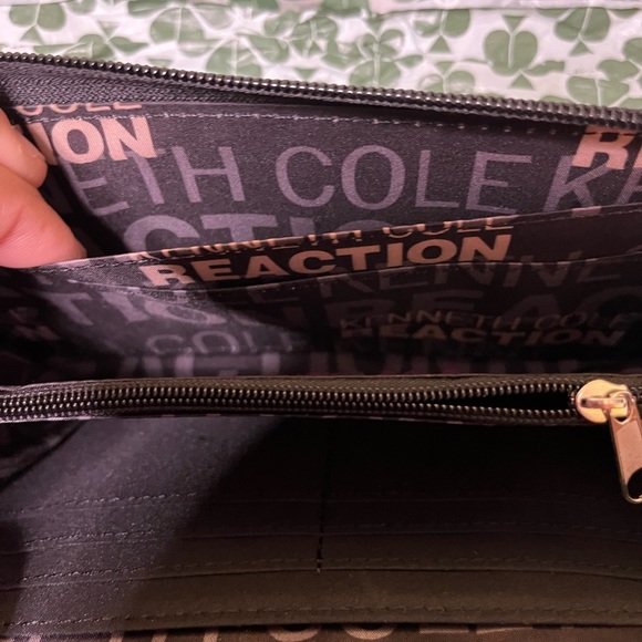New Keneth Cole Double Pouched Wristlet in Pristine Condition! - Picture 13 of 15